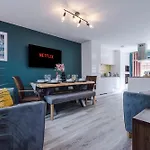 Modern 5 Bedroom House In By Purestay - Short With Service & Free Parking Hébergement de vacances