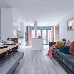 Modern 5 Bedroom House In By Purestay - Short With Service & Free Parking Hébergement de vacances Manchester