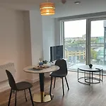 アパート Penthouse Height Flat, View Balcony, Quiet, Free Wifi, Gym & Minimalistic マンチェスター