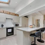 Tatil Evi Pass The Keys Picture Perfect Haven In Didsbury Village - Free Parking & Ev Station *