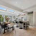 Pass The Keys Picture Perfect Haven In Didsbury Village - Free Parking & Ev Station Tatil Evi *