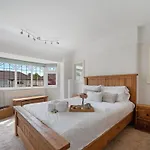 Pass The Keys Picture Perfect Haven In Didsbury Village - Free Parking & Ev Station Tatil Evi *
