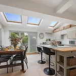 Tatil Evi Pass The Keys Picture Perfect Haven In Didsbury Village - Free Parking & Ev Station *