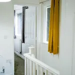 The Wynne House - 3 Bedroom Luxury House With 5 Beds & Free Parking Near Centre, And A Walking Distance To The Etihad Stadium & Coop Live Arena Feriehus