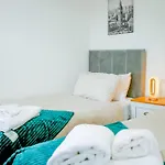 The Wynne House - 3 Bedroom Luxury House With 5 Beds & Free Parking Near Centre, And A Walking Distance To The Etihad Stadium & Coop Live Arena Feriehus