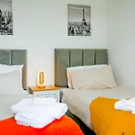 The Wynne House - 3 Bedroom Luxury House With 5 Beds & Free Parking Near Centre, And A Walking Distance To The Etihad Stadium & Coop Live Arena *