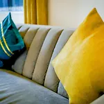 The Wynne House - 3 Bedroom Luxury House With 5 Beds & Free Parking Near Centre, And A Walking Distance To The Etihad Stadium & Coop Live Arena *