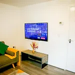 The Wynne House - 3 Bedroom Luxury House With 5 Beds & Free Parking Near Centre, And A Walking Distance To The Etihad Stadium & Coop Live Arena * Manchester