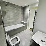 Conveniently Located One Bed In Old Trafford Apartmán *