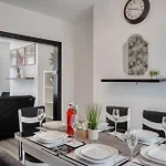 Contractors & Relocation Haven, 3bd House, Secure Off-site Parking & Office Space * Manchester
