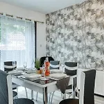 Contractors & Relocation Haven, 3bd House, Secure Off-site Parking & Office Space Prázdninový dům *