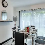 Contractors & Relocation Haven, 3bd House, Secure Off-site Parking & Office Space Prázdninový dům *