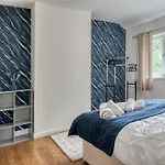 Prázdninový dům Contractors & Relocation Haven, 3bd House, Secure Off-site Parking & Office Space Manchester