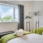 Prázdninový dům Contractors & Relocation Haven, 3bd House, Secure Off-site Parking & Office Space Manchester