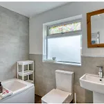 Contractors & Relocation Haven, 3bd House, Secure Off-site Parking & Office Space *