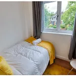 Contractors & Relocation Haven, 3bd House, Secure Off-site Parking & Office Space Manchester
