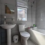 Entire 2 Bedroom Cosy Flat Near Centre アパート *