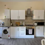 Entire 2 Bedroom Cosy Flat Near Centre *