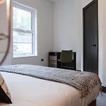 Lejlighed New! Stylish & Modern With Free Parking! Book Now! *