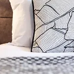 New! Stylish & Modern With Free Parking! Book Now! Lejlighed