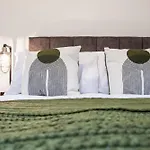 New! Stylish & Modern With Free Parking! Book Now! Lejlighed