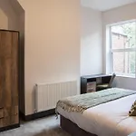 New! Stylish & Modern With Free Parking! Book Now! Lejlighed