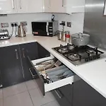 Homestay Luxury - Pick A - Free Parking & Kitchen Access, Near Etihad Stadium, The Coop Live & Piccadilly Station, *