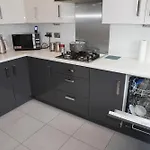 Luxury - Pick A - Free Parking & Kitchen Access, Near Etihad Stadium, The Coop Live & Piccadilly Station, *
