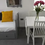 Luxury - Pick A - Free Parking & Kitchen Access, Near Etihad Stadium, The Coop Live & Piccadilly Station, Pansiyon