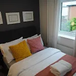 Homestay Luxury - Pick A - Free Parking & Kitchen Access, Near Etihad Stadium, The Coop Live & Piccadilly Station, Manchester