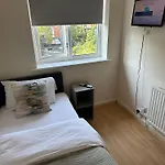 3 Bedroom Close To Stadium And Coop Live Apartmán