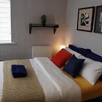 Luxury - Pick A - Free Parking & Kitchen Access, Near Etihad Stadium, The Coop Live & Piccadilly Station, Homestay Manchester