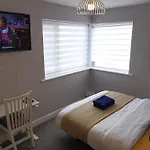 Luxury - Pick A - Free Parking & Kitchen Access, Near Etihad Stadium, The Coop Live & Piccadilly Station, Homestay