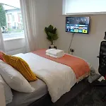 Homestay Luxury - Pick A - Free Parking & Kitchen Access, Near Etihad Stadium, The Coop Live & Piccadilly Station,