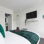 The Kent Luxury House Sleeps 14 Free Parking Manchester