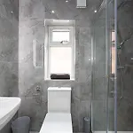 The Kent Luxury House Sleeps 14 Free Parking *