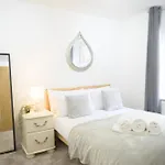 Silver Pines - 2br - King Bed - Sleeps 6 - Wi-fi - Free Parking Apartment