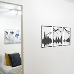Silver Pines - 2br - King Bed - 6 Guests - Wi-fi - Free Parking Apartment Manchester