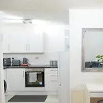 Apartment Silver Pines - 2br - King Bed - 6 Guests - Wi-fi - Free Parking Manchester