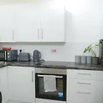 Silver Pines - 2br - King Bed - 6 Guests - Wi-fi - Free Parking Apartment