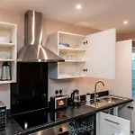 Apartment Entire 2 Bedroom And 2 Bathroom In -free Underground Parking
