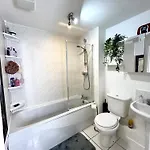 Convenient Private Bed, Bath & Parking Included Séjour chez l'habitant Manchester