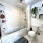 Convenient Private Bed, Bath & Parking Included Manchester