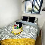 Convenient Private Bed, Bath & Parking Included Séjour chez l'habitant