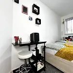 Séjour chez l'habitant Convenient Private Bed, Bath & Parking Included Manchester