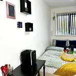 Convenient Private Bed, Bath & Parking Included Séjour chez l'habitant *