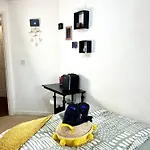 Convenient Private Bed, Bath & Parking Included * Manchester