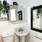 Convenient Private Bed, Bath & Parking Included Manchester
