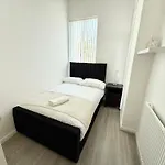 3 Bedroom House With Free Parking *