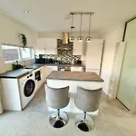 3 Bedroom House With Free Parking Casa de Férias *